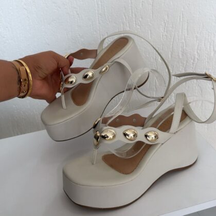 Sandália Anabela Plataforma Off White com Tachas Douradas
